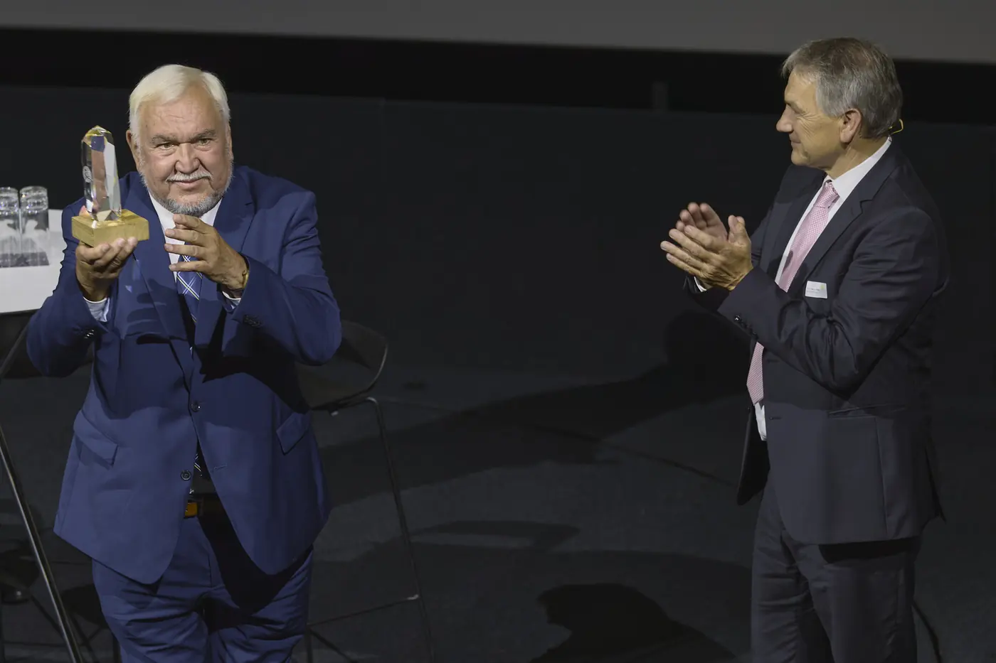 Manfred Schellhammer hält an der 11. Benefizgala 2026 die Auszeichnung hoch