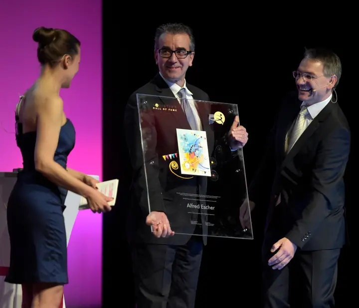 Übergabe der Auszeichnung für Alfred Escher an der Benefizgala 2015