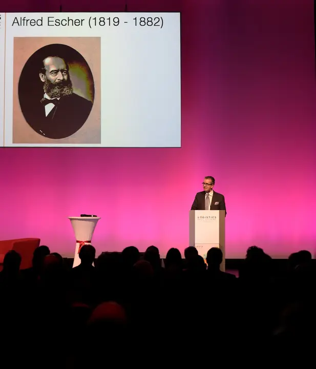 Präsentation «Alfred Escher (1819 – 1882)» auf der Leinwand