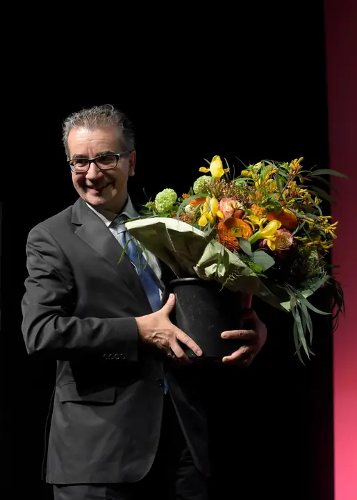 Gast mit Blumenstrauss an der Benefizgala 2015