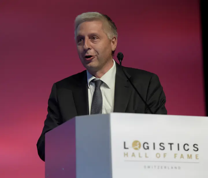 Redner am Rednerpult der Benefizgala 2015