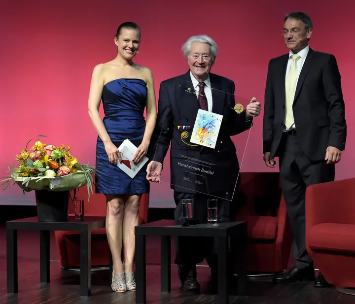 Hansheinrich Zweifel mit der Auszeichnung auf der Bühne