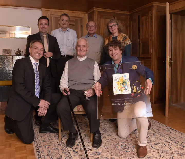 Hans Bertschi (Mitte) mit Familie und der Ehrenurkunde