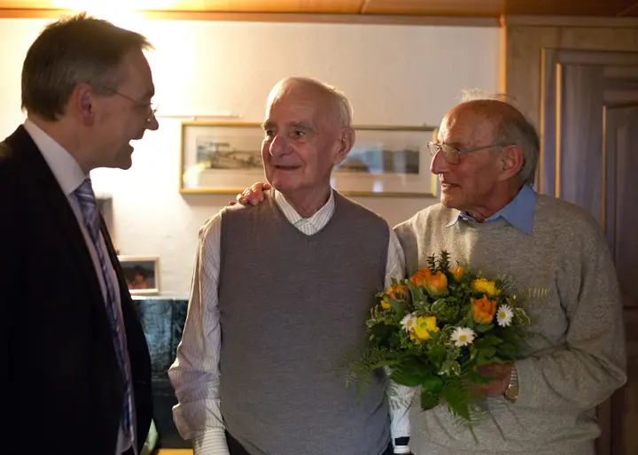Übergabe der Ehrenurkunde an Hans und Rolf Bertschi in Dürrenäsch