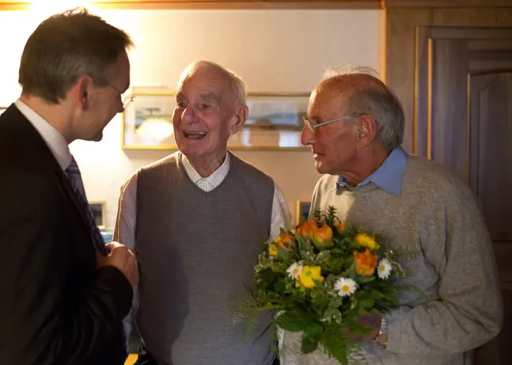 Übergabe der Ehrenurkunde an Hans und Rolf Bertschi in Dürrenäsch