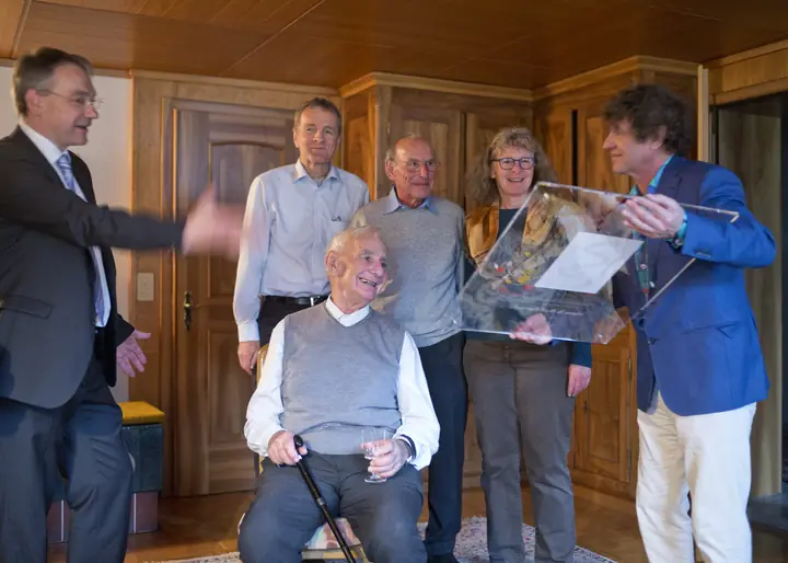 Übergabe der Ehrenurkunde an Hans und Rolf Bertschi in Dürrenäsch