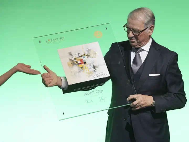 Adolf Ogi mit der Auszeichnung auf der Bühne