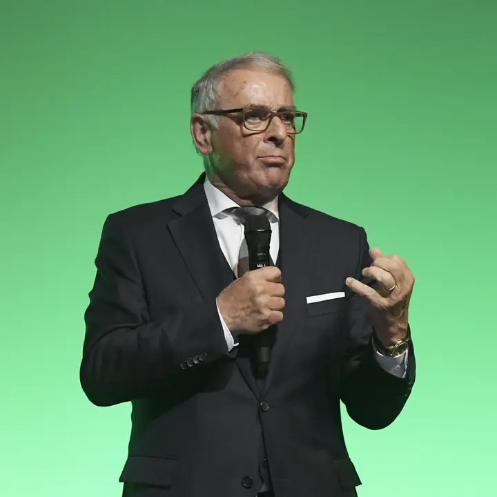 Adolf Ogi spricht auf der Bühne der Benefizgala 2017
