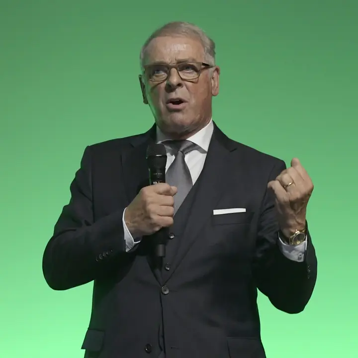 Adolf Ogi spricht auf der Bühne der Benefizgala 2017