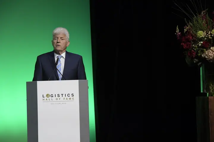 Redner auf der Bühne der Benefizgala 2017