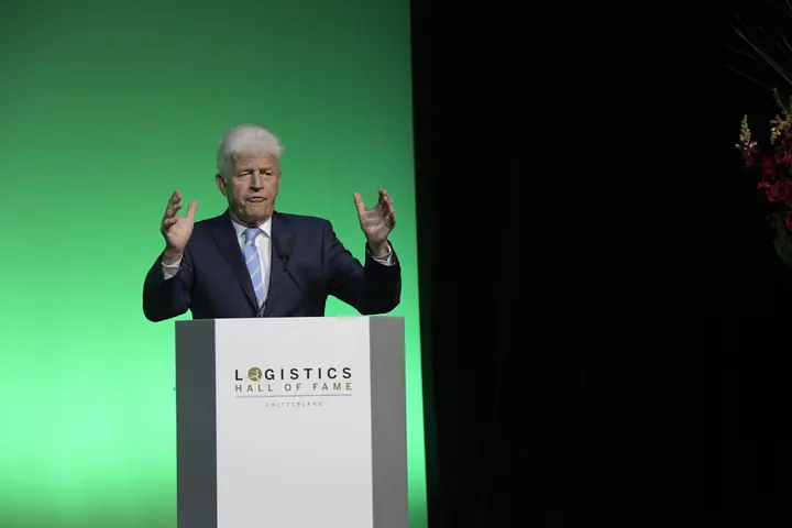 Redner auf der Bühne der Benefizgala 2017