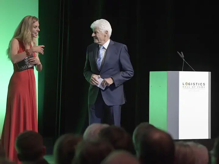 Redner auf der Bühne der Benefizgala 2017