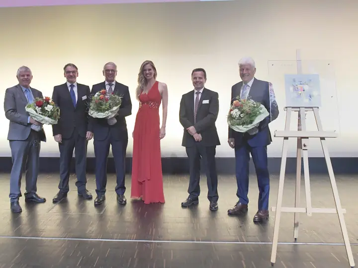 Gruppenbild auf der Bühne der Benefizgala 2017