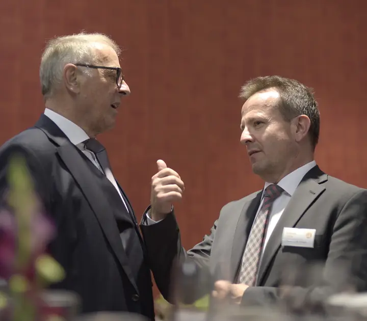Gäste im Gespräch an der Benefizgala 2017