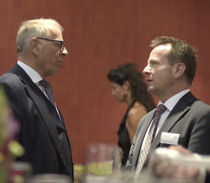 Gäste im Gespräch an der Benefizgala 2017