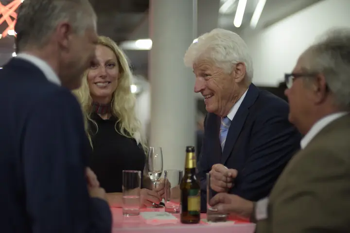 Gäste im Gespräch an der Benefizgala 2017