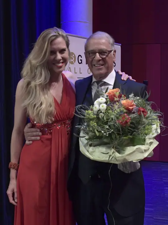 Adolf Ogi mit Blumenstrauss und der Moderatorin
