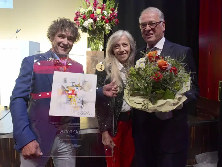 Adolf Ogi mit Blumenstrauss und der Auszeichnung