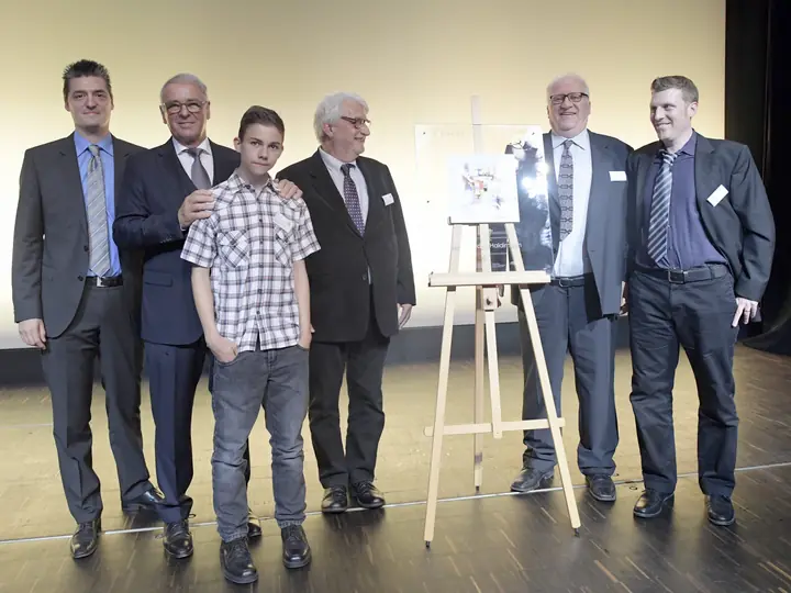Gruppenbild bei der Übergabe der Ehrenurkunde an der Benefizgala 2017