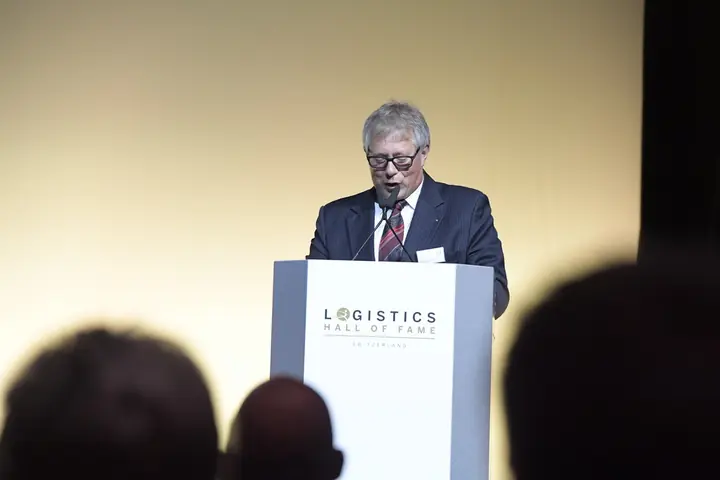 Redner auf der Bühne der Benefizgala 2017