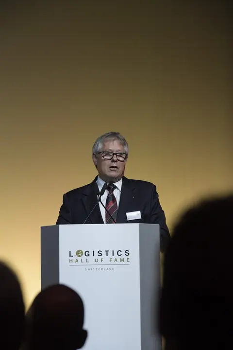 Redner auf der Bühne der Benefizgala 2017