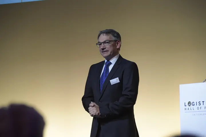 Redner auf der Bühne der Benefizgala 2017
