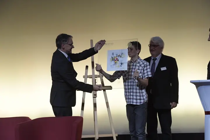 Übergabe der Ehrenurkunde für Hans-Rudolf Haldimann auf der Bühne