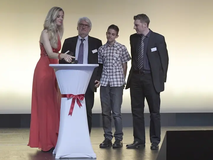 Übergabe der Ehrenurkunde für Hans-Rudolf Haldimann auf der Bühne