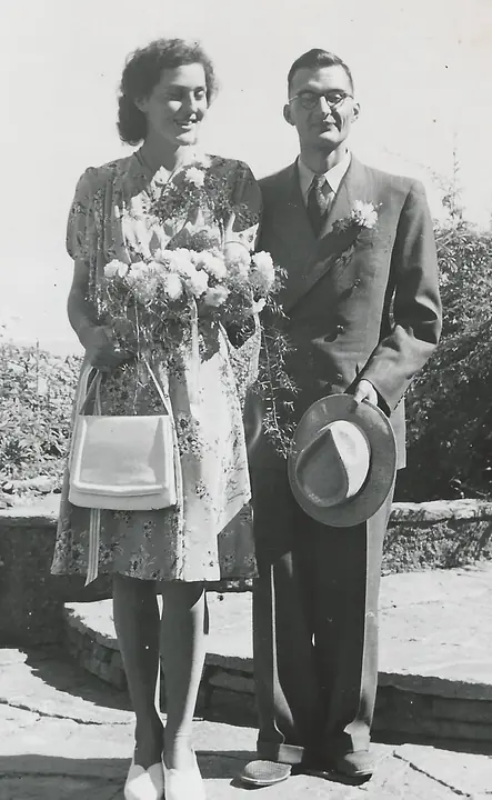 Paar mit Blumenstrauss, historische Familienaufnahme