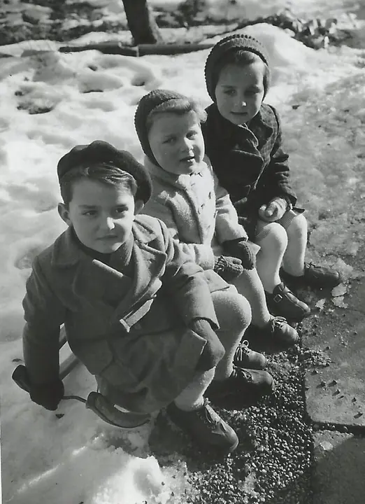 Drei Kinder im Schnee, historische Familienaufnahme