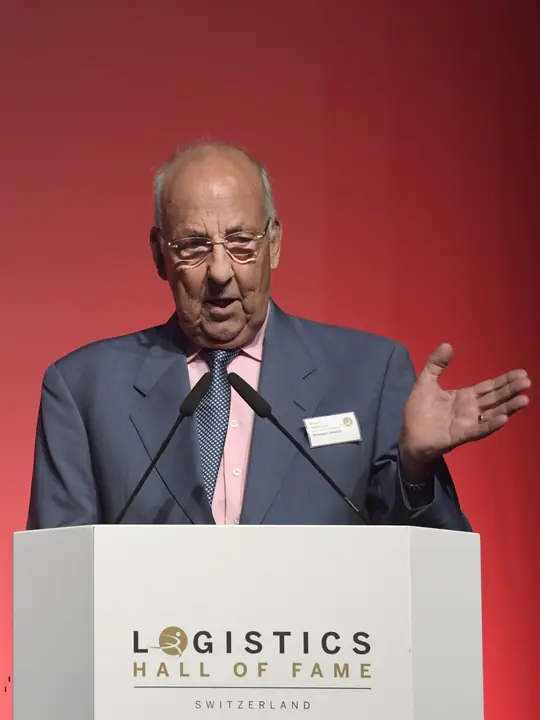 Redner am Rednerpult der Benefizgala 2018