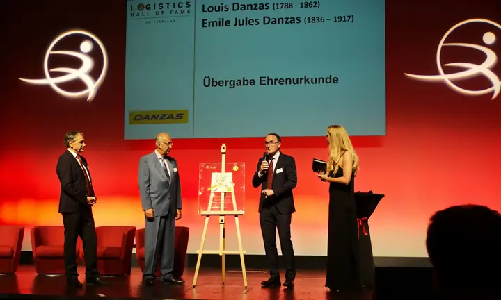 Übergabe der Ehrenurkunde für Louis und Emile Jules Danzas