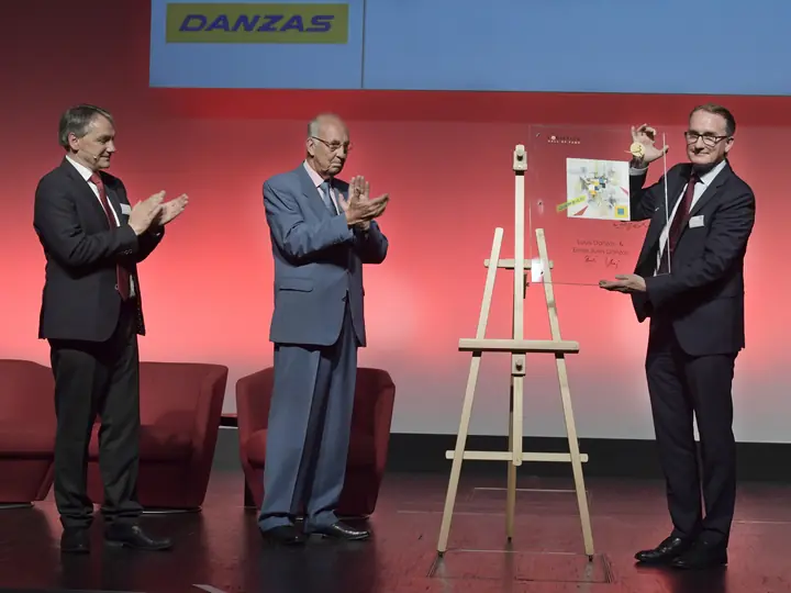Übergabe der Ehrenurkunde für Louis und Emile Jules Danzas