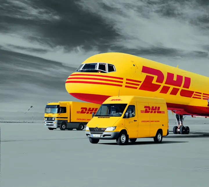 DHL-Flugzeug und Lieferwagen