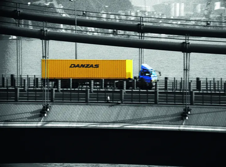 Danzas-Container beim Umschlag