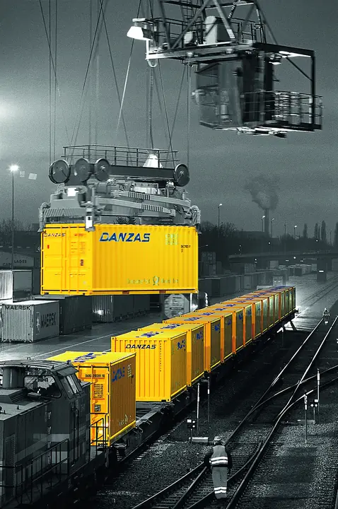 Danzas-Container beim Umschlag