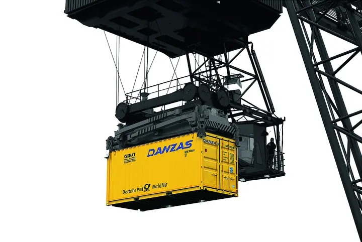 Danzas-Container beim Umschlag