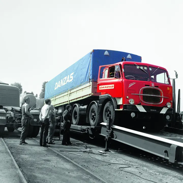 Historischer Danzas-Lastwagen beim Bahnverlad