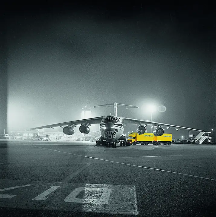 Frachtflugzeug und Danzas-Lastwagen bei Nacht