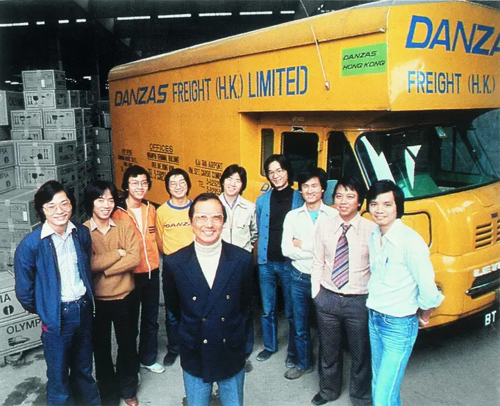Team von Danzas Freight Hongkong vor einem Lastwagen