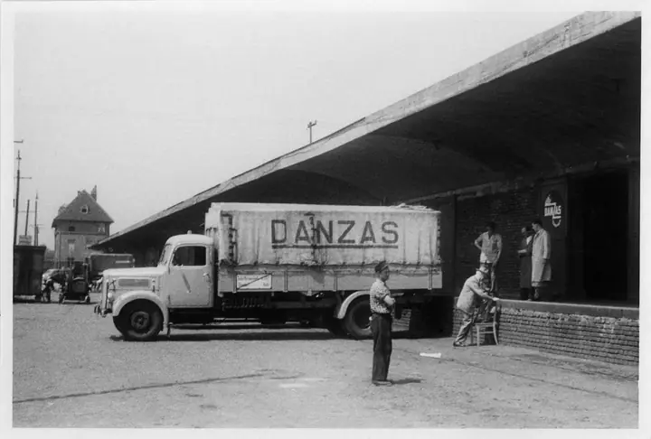 Historischer Danzas-Lastwagen an der Rampe