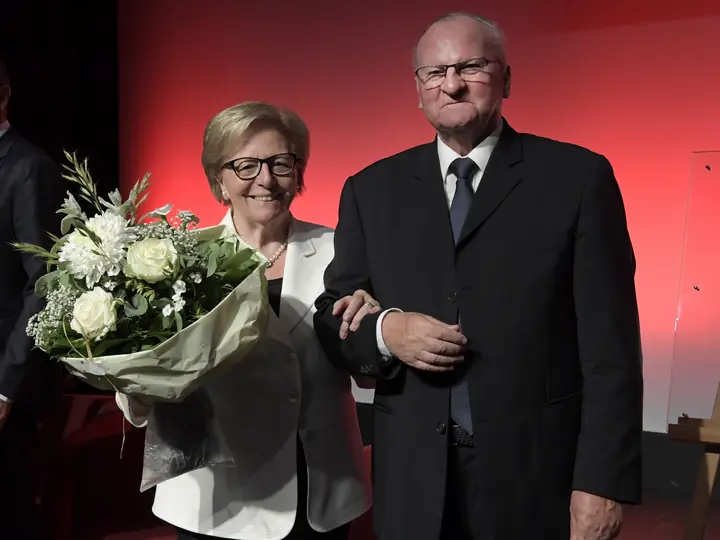 Helene und Peter Galliker sen. mit Blumenstrauss auf der Bühne