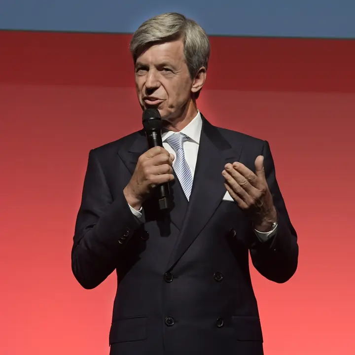 Redner auf der Bühne der Benefizgala 2018