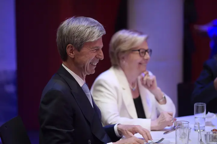 Gäste am Tisch der Benefizgala 2018