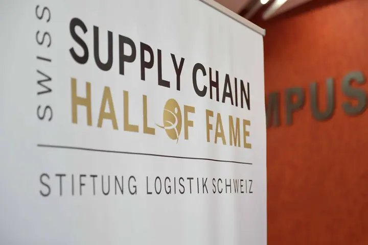 Banner der Swiss Supply Chain Hall of Fame im Campussaal