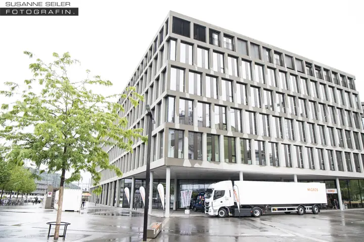 Migros-Container «Klimafreundlich» vor dem Campussaal