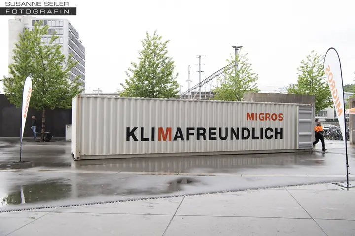 Migros-Container «Klimafreundlich» vor dem Campussaal