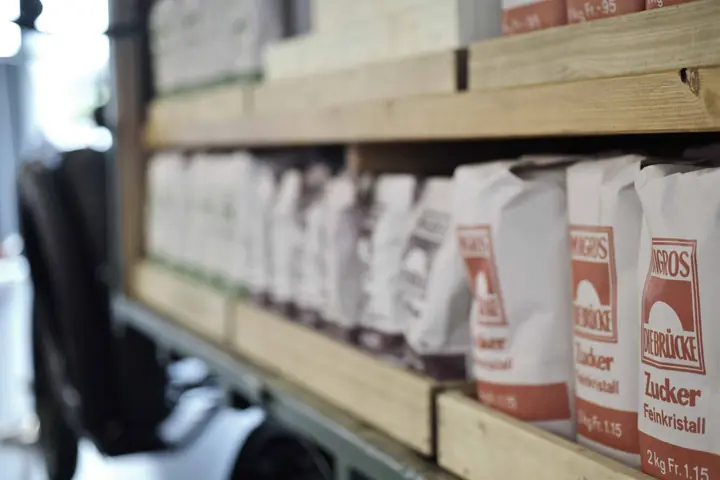 Historische Migros-Verpackungen im Regal