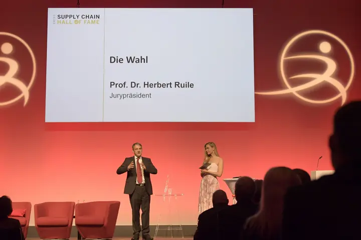 Bühne der Benefizgala 2019, Folie «Die Wahl» mit Prof. Dr. Herbert Ruile