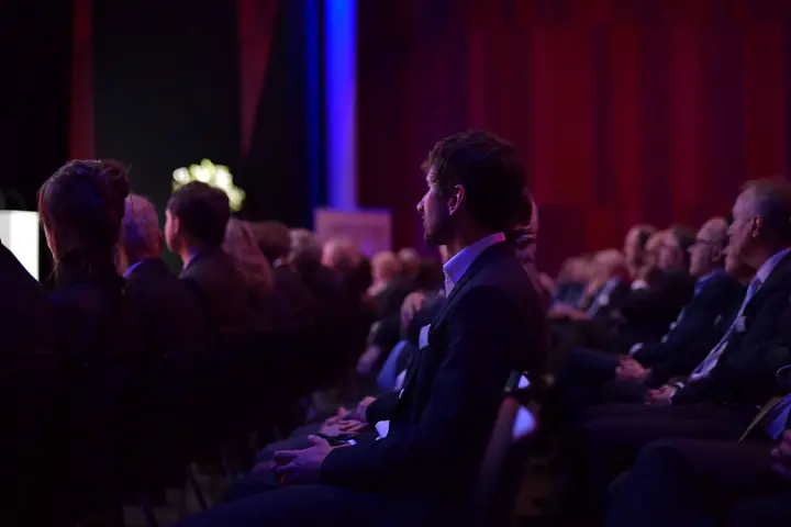 Publikum im Saal der Benefizgala 2019